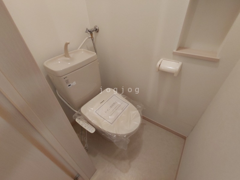 トイレ　嬉しい温水洗浄便座付きのトイレです。