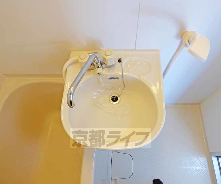 洗面設備　綺麗な洗面台です。