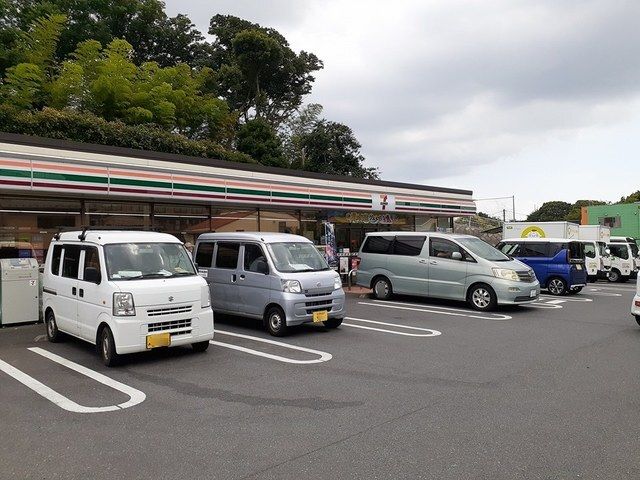 コンビニ　セブンイレブン（コンビニ）まで1000m