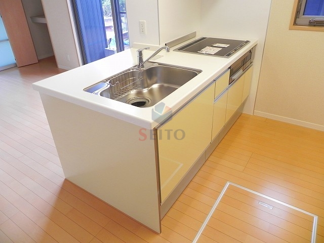 キッチン　３口ＩＨシステムキッチン。