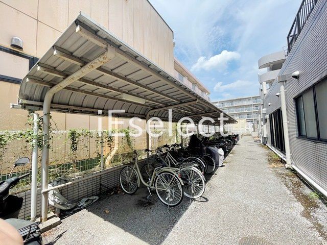 駐車場　屋根付きの駐輪場です