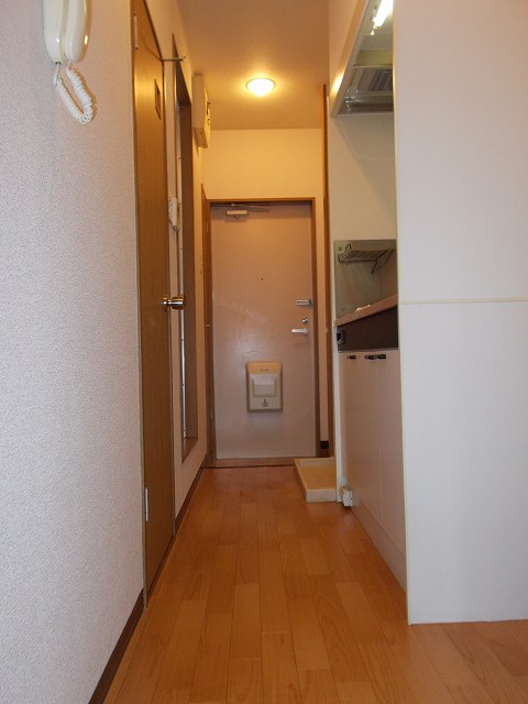 玄関　退去予定のため別部屋写真使用