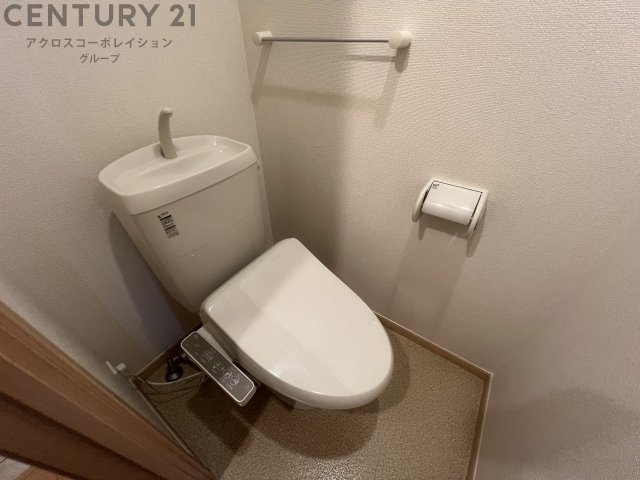 トイレ　温水洗浄便座付きのトイレです♪