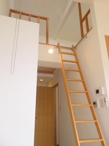 その他　天井高く、開放感ある居室です