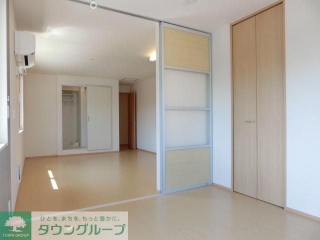 居室・リビング　白が基調の明るい室内