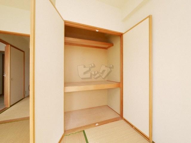 収納　衣類や布団の収納に便利な押入れが付いています！