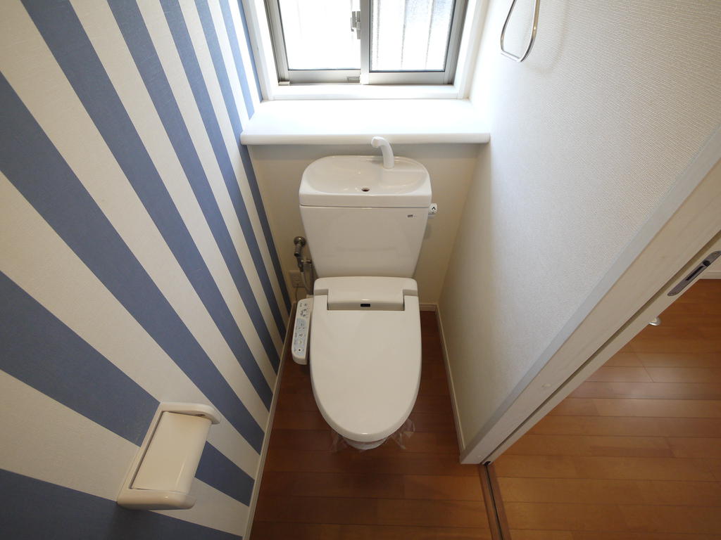 トイレ　アクセントクロスがオシャレ♪温水洗浄便座付きトイレです。