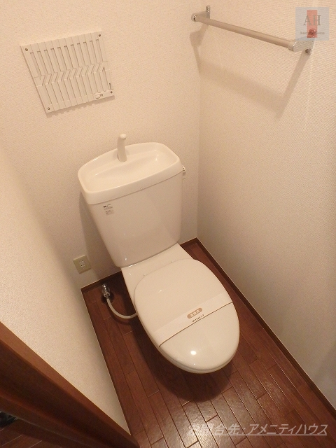 トイレ　●シンプルなトイレスペース。