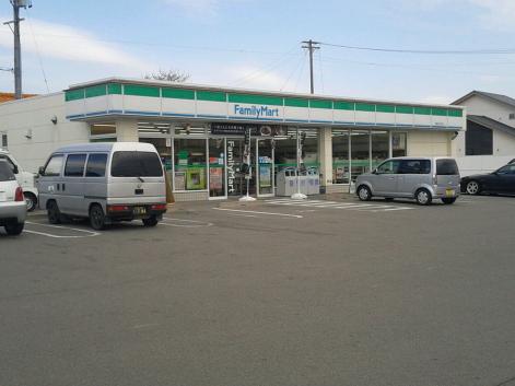 コンビニ　ファミリーマート鈴鹿三日市店（コンビニ）まで130m