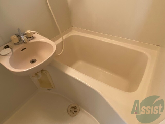 バス・シャワールーム　シンプルなお風呂です。一日の疲れをたっぷりと癒してくれます。