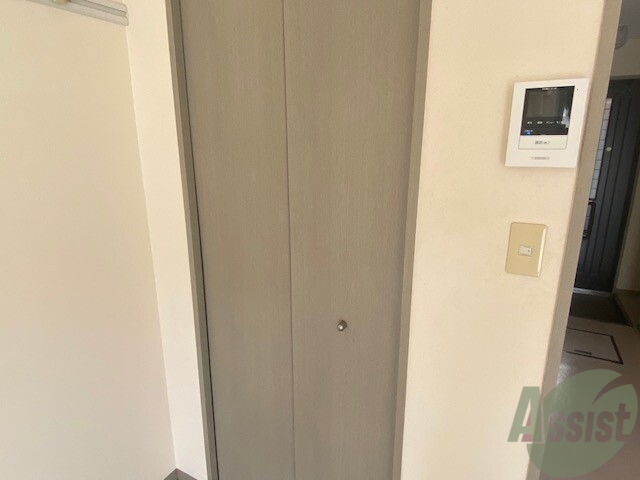 収納　縦に大きいのでコートも問題なく入る広さの収納ですよ。