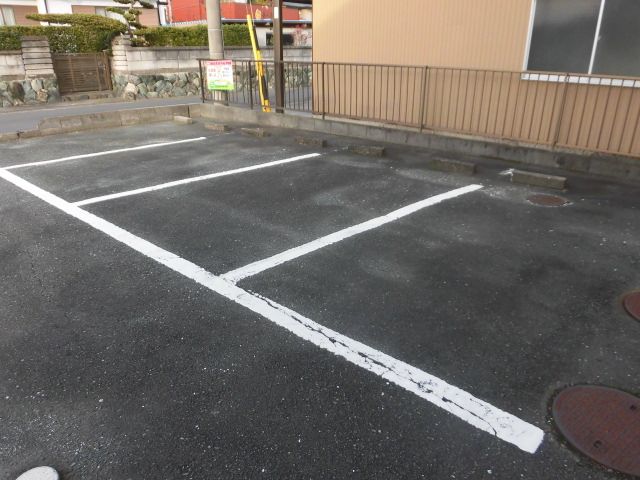 【袋井市諸井のアパートの駐車場】