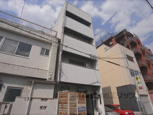 京都市左京区下鴨西本町のマンションの建物外観