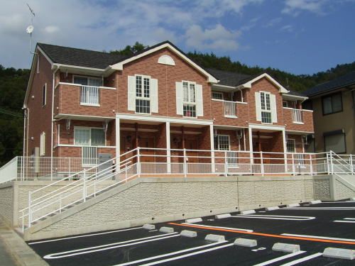 福知山市駒場新町のアパートの建物外観