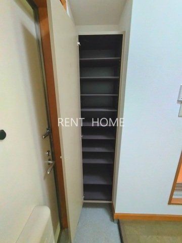 玄関　玄関にシューズボックスがあります。