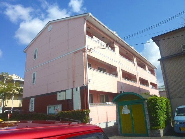 建物外観　オシャレな３階建ての物件です。