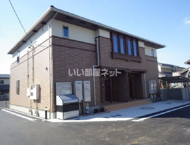 【四日市市西富田町のアパートの建物外観】