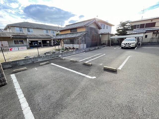 【サジタリアス京田辺の駐車場】