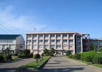 【三条市西中のアパートの中学校】