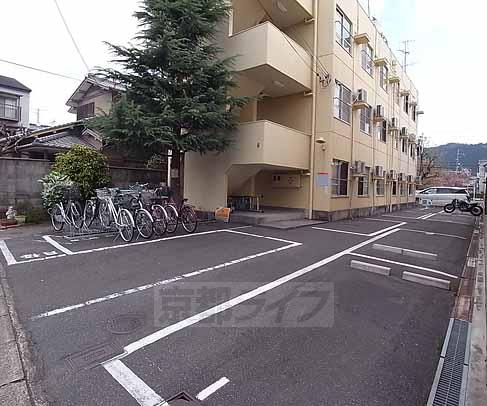 【京都市左京区高野泉町のマンションの駐車場】