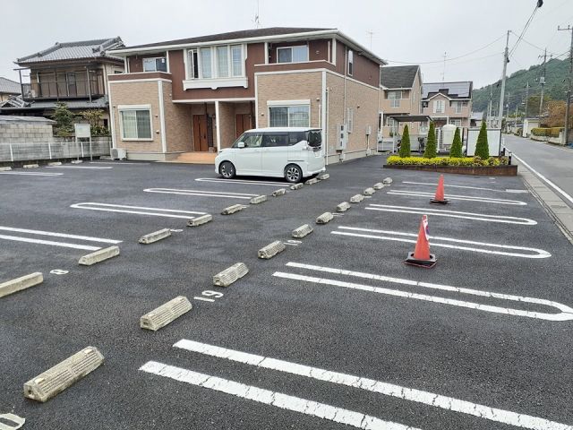 【佐野市鉢木町のアパートの駐車場】