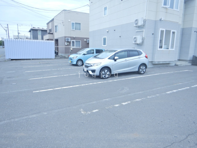 【旭川市東八条のアパートの駐車場】