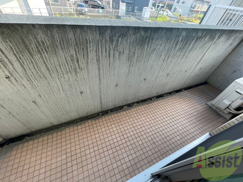 バルコニー　こちらはバルコニーになります。広々としていますね。