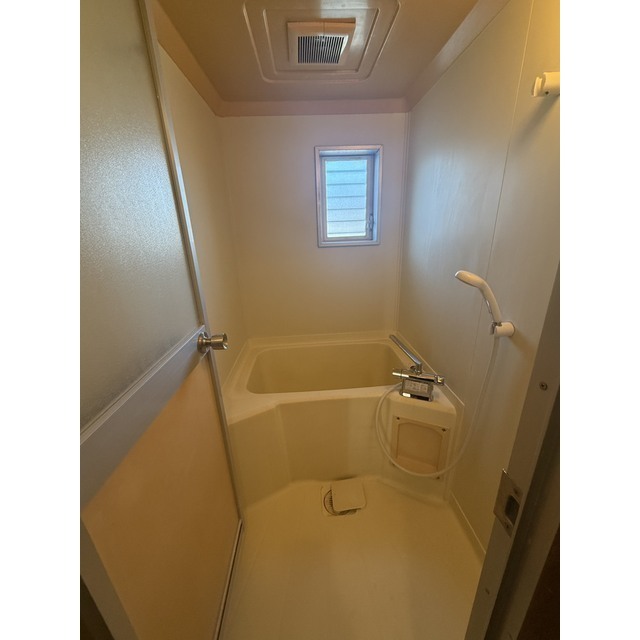 バス・シャワールーム　窓付き♪