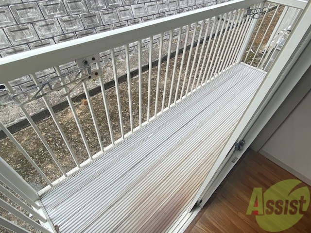 バルコニー　ちょっとしたバルコニーです。問題なくお使いいただけます。