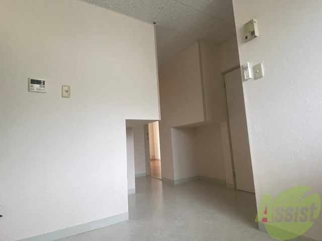 玄関　玄関からのお部屋です。白を基調に作られているので綺麗です。