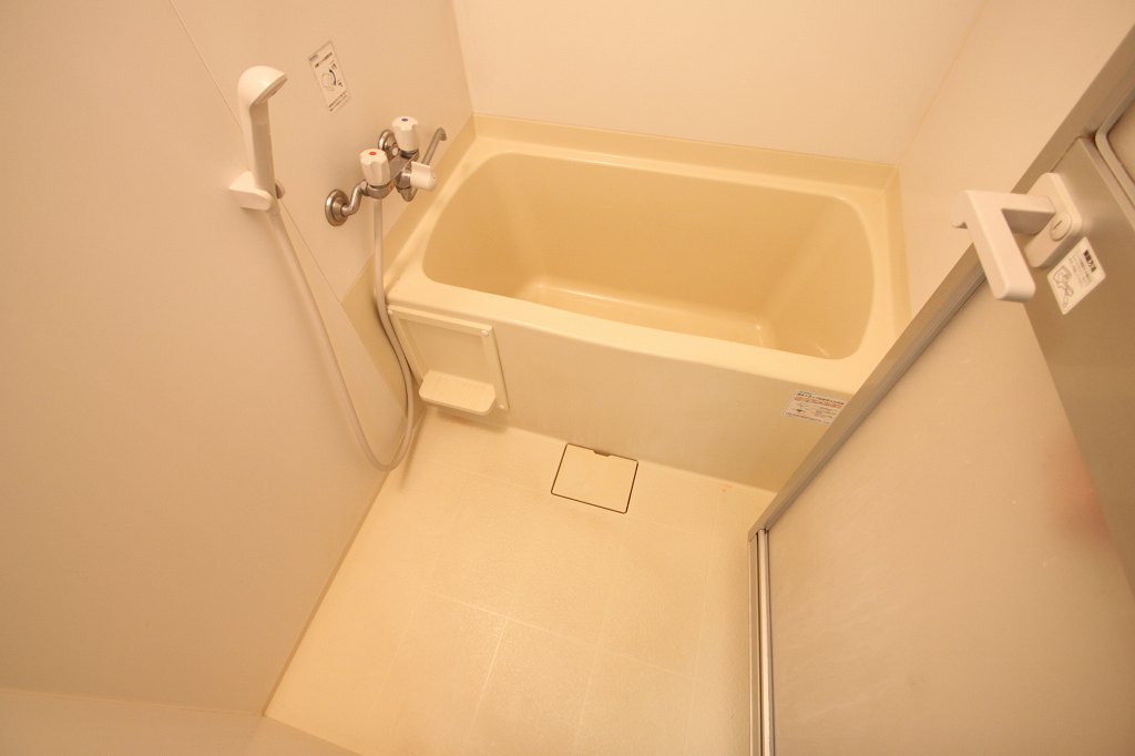 バス・シャワールーム　バスルームもとても広いです。