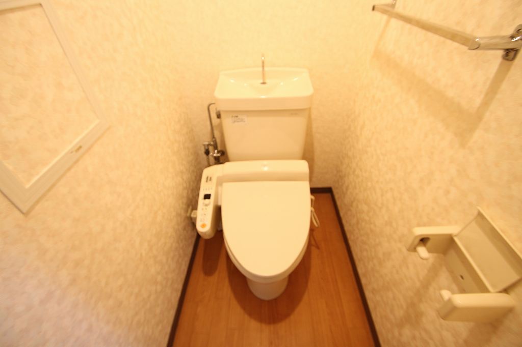 トイレ　ウォシュレット付で清潔感のあるトイレです。
