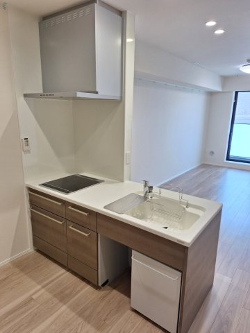 キッチン　座りながら作業ができるキッチンです。IHで火災予防に配慮