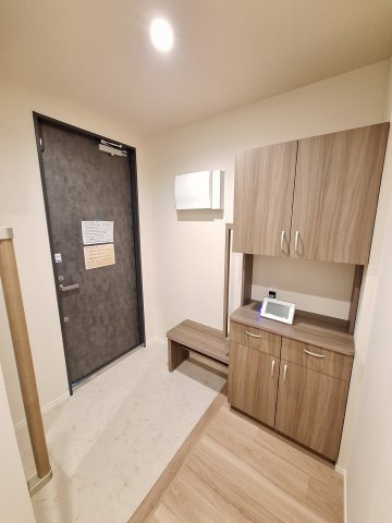 玄関　手すりと椅子で立ち座りを補助/靴の履き替え時の転倒防止