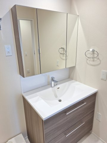 洗面設備　鏡面裏に収納あり/ホースヘッド