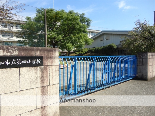 小学校　高知市立第四小学校（小学校）まで879m