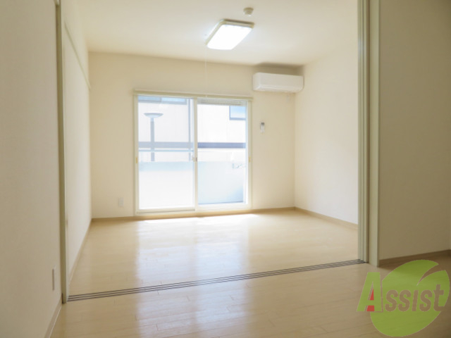 居室・リビング　陽の光が差し込む明るいお部屋は気持ちが良いですね