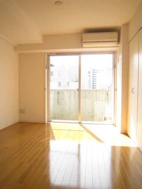 居室・リビング　明るいお部屋です。