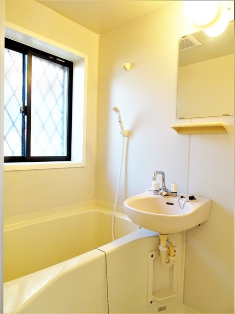 バス・シャワールーム　窓付きのバスルーム♪換気もできて気持ちいいですね♪