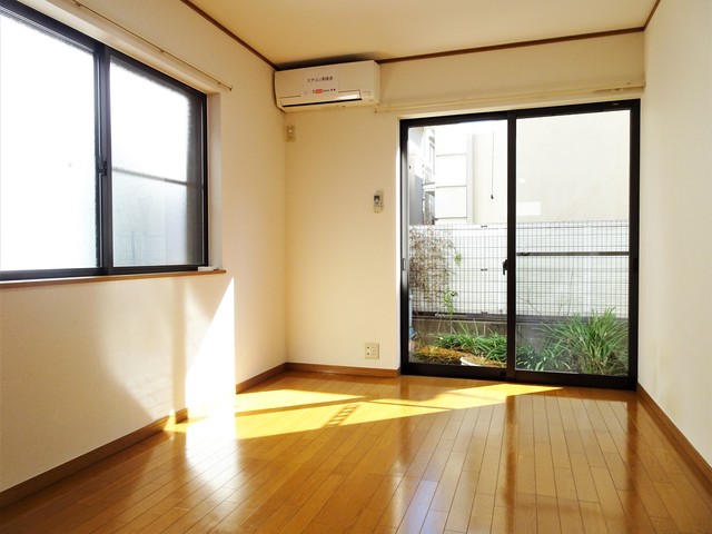 居室・リビング　南東向きの明るい２面採光！風通しももちろん良好です♪