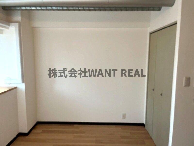 その他部屋・スペース　落ち着いた色調の寝室です