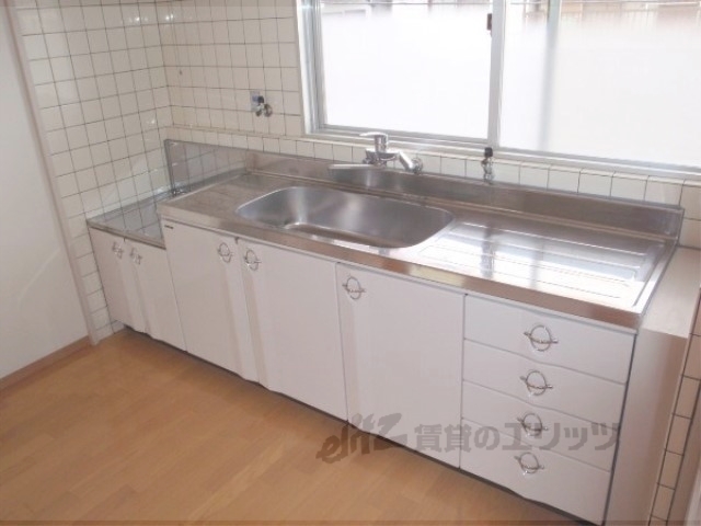 キッチン　調理スペースも流しも広々としたキッチン