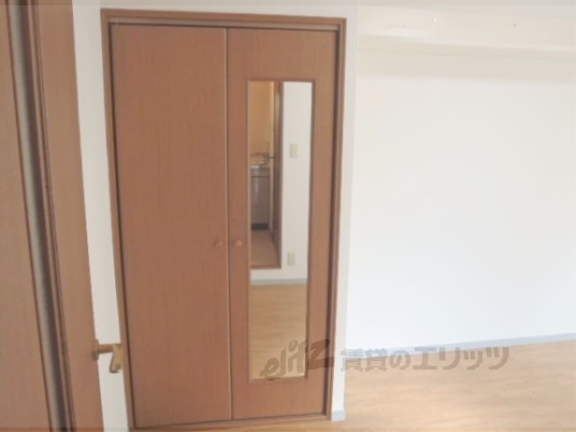 収納　姿見付き