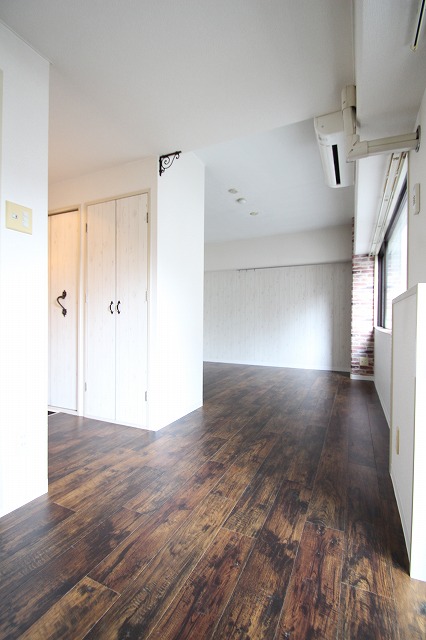 居室・リビング　同物件、別号室のものです。