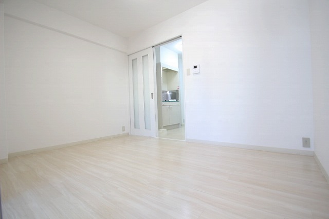 居室・リビング　同物件、別号室のものです。