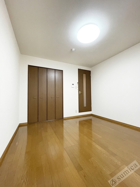 居室・リビング　洋室広々・フローリングです♪♪