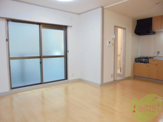 居室・リビング　こちらのお部屋でくつろいでくださいね。