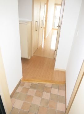 玄関　☆広々とした玄関☆※リノベーション前の画像です
