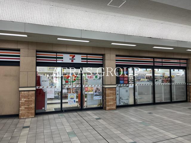 コンビニ　セブン-イレブン 小田急六会日大前店（コンビニ）まで303m
