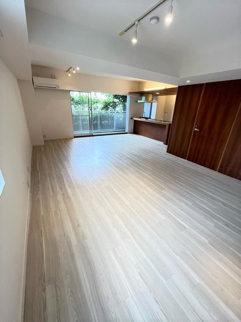 居室・リビング　別部屋参考写真（色合い・設備等が異なる場合が御座います）